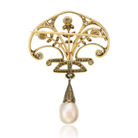 MIKIMOTO CULTURED PEARL AND DIAMOND BROOCH; TOGETHER WITH TWO CULTURED PEARL, DIAMOND AND EMERALD BROOCHES - Foto 6