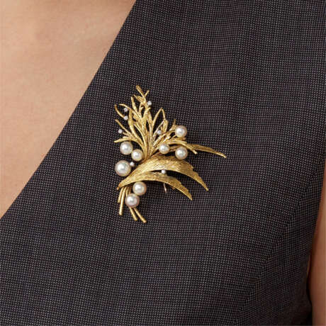 MIKIMOTO CULTURED PEARL AND DIAMOND BROOCH; TOGETHER WITH TWO CULTURED PEARL, DIAMOND AND EMERALD BROOCHES - Foto 8