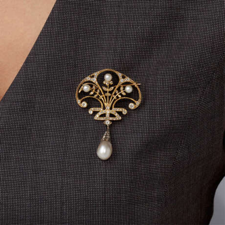 MIKIMOTO CULTURED PEARL AND DIAMOND BROOCH; TOGETHER WITH TWO CULTURED PEARL, DIAMOND AND EMERALD BROOCHES - photo 9