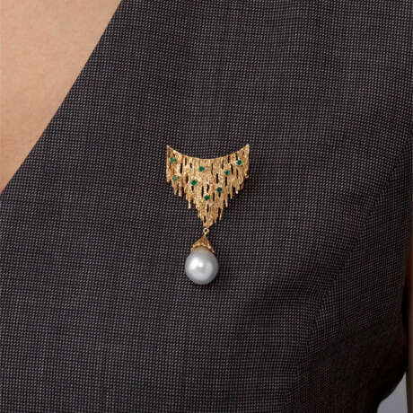 MIKIMOTO CULTURED PEARL AND DIAMOND BROOCH; TOGETHER WITH TWO CULTURED PEARL, DIAMOND AND EMERALD BROOCHES - photo 10