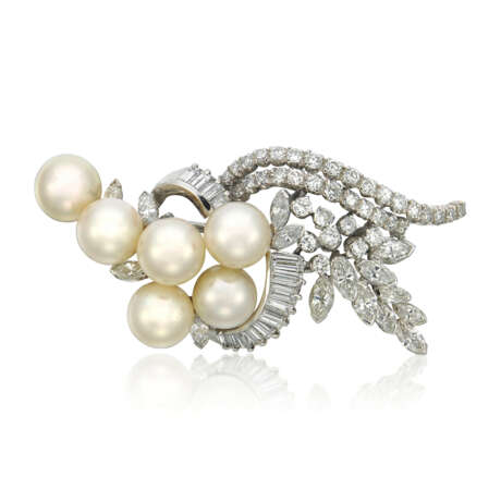 GROUP OF CULTURED PEARL AND DIAMOND JEWELLERY - Foto 2