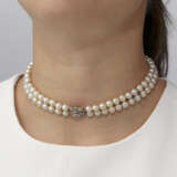 CULTURED PEARL AND DIAMOND NECKLACE; TOGETHER WITH A CULTURED PEARL, SAPPHIRE AND DIAMOND NECKLACE - Foto 11