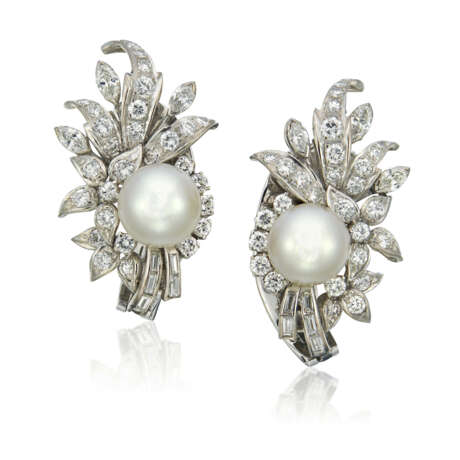 GROUP OF CULTURED PEARL AND DIAMOND JEWELLERY - Foto 4