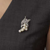 GROUP OF CULTURED PEARL AND DIAMOND JEWELLERY - Foto 9