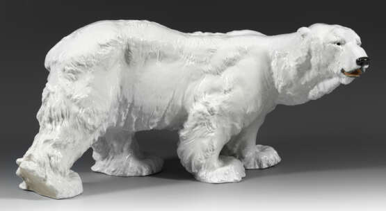 Große Figur eines stehenden Eisbärens - фото 1