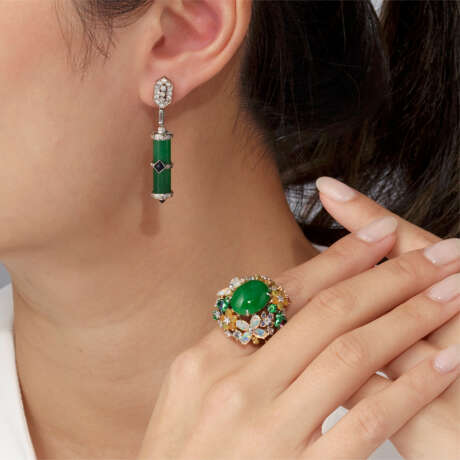 NO RESERVE - JADEITE, DIAMOND AND MULTI-GEM RING AND EARRING - Foto 4