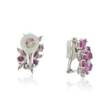 ADELE COLOURED SAPPHIRE AND DIAMOND EARRINGS; TOGETHER WITH A BAROQUE PEARL AND DIAMOND EARRINGS - Foto 2
