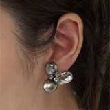 ADELE COLOURED SAPPHIRE AND DIAMOND EARRINGS; TOGETHER WITH A BAROQUE PEARL AND DIAMOND EARRINGS - Foto 5