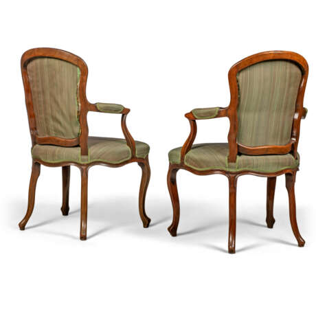 A PAIR OF ENGLISH MAHOGANY OPEN ARMCHAIRS - Foto 2