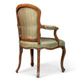 A PAIR OF ENGLISH MAHOGANY OPEN ARMCHAIRS - Foto 5