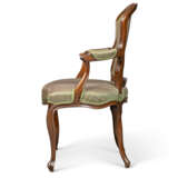 A PAIR OF ENGLISH MAHOGANY OPEN ARMCHAIRS - Foto 6