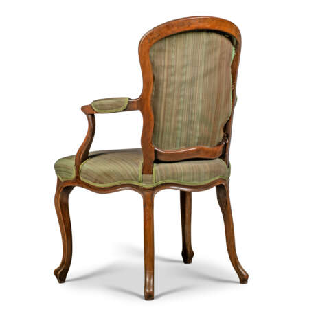 A PAIR OF ENGLISH MAHOGANY OPEN ARMCHAIRS - Foto 7