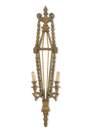 A SET OF FOUR NORTH ITALIAN GILT-COMPOSITION TWO-BRANCH WALL-LIGHTS - Foto 3