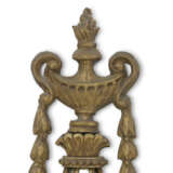 A SET OF FOUR NORTH ITALIAN GILT-COMPOSITION TWO-BRANCH WALL-LIGHTS - Foto 7
