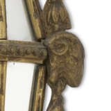 A SET OF FOUR NORTH ITALIAN GILT-COMPOSITION TWO-BRANCH WALL-LIGHTS - Foto 8