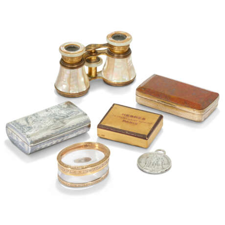 A GROUP OF FIVE GOLD-MOUNTED, SILVER AND GILT-METAL SNUFF-BOXES AND OBJECTS OF VERTU - Foto 1