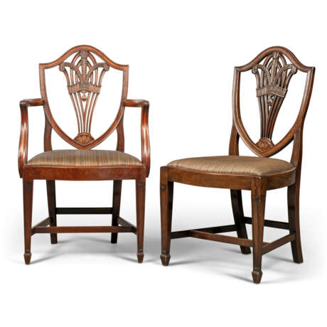 A SET OF TEN GEORGE III MAHOGANY DINING-CHAIRS - фото 2