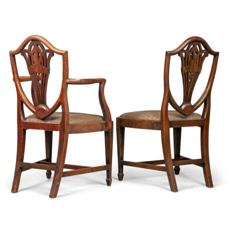A SET OF TEN GEORGE III MAHOGANY DINING-CHAIRS - Foto 4
