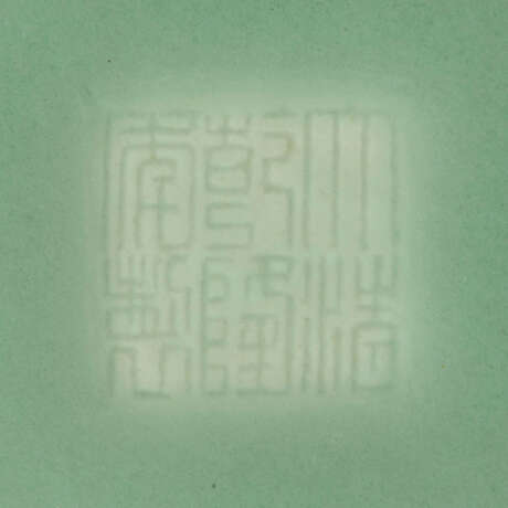 A CHINESE CELADON-GLAZED MOULDED `BUDDHIST TRIGRAMS` DISH - Foto 3
