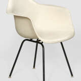 Shell chair by Charles & Ray Eames - photo 1