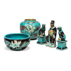 A GROUP OF CHINESE FAHUA PORCELAIN VESSELS AND FIGURES