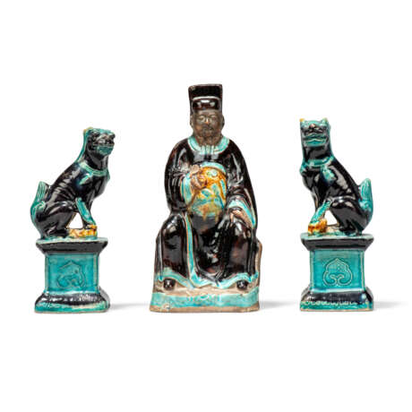 A GROUP OF CHINESE FAHUA PORCELAIN VESSELS AND FIGURES - фото 3