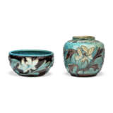 A GROUP OF CHINESE FAHUA PORCELAIN VESSELS AND FIGURES - Foto 5