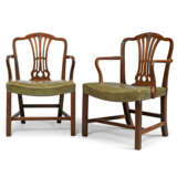 A PAIR OF GEORGE III MAHOGANY OPEN ARMCHAIRS - Foto 1