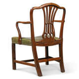 A PAIR OF GEORGE III MAHOGANY OPEN ARMCHAIRS - Foto 4