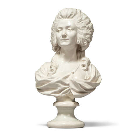 A CONTINENTAL WHITE FAIENCE BUST OF A LADY SOMETIMES IDENTIFIED AS THE PRINCESS DE LAMBALLE - Foto 1