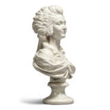 A CONTINENTAL WHITE FAIENCE BUST OF A LADY SOMETIMES IDENTIFIED AS THE PRINCESS DE LAMBALLE - Foto 3