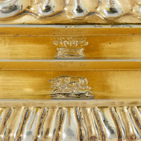 A PAIR OF GEORGE III SILVER-GILT TAPERSTICKS - фото 2