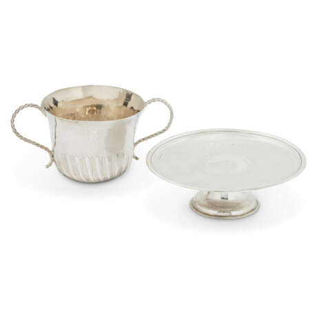 A GEORGE II PROVINCIAL SILVER PORRINGER AND TAZZA - photo 2