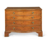 A GEORGE III WEST INDIAN SATINWOOD SERPENTINE COMMODE - Foto 1