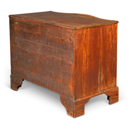A GEORGE III WEST INDIAN SATINWOOD SERPENTINE COMMODE - фото 3