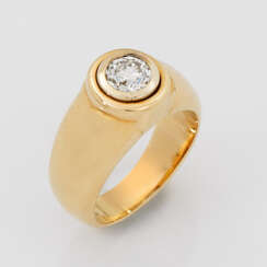 Classic band ring with brilliant solitaire
