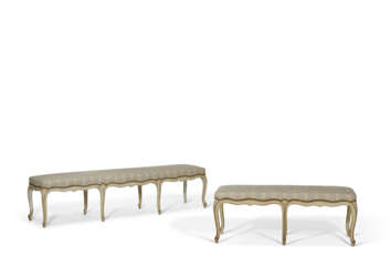 DEUX BANQUETTES DE STYLE LOUIS XV