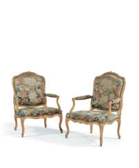 PAIRE DE FAUTEUILS A LA REINE DE LA FIN DE L&#39;EPOQUE LOUIS XV