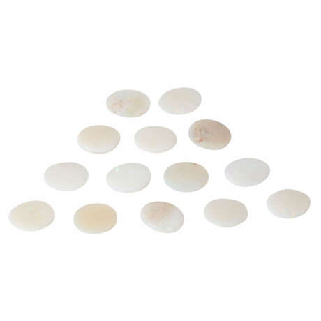 14 ovale Opal-Cabochons von zus. ca. 41,1 ct, - photo 2