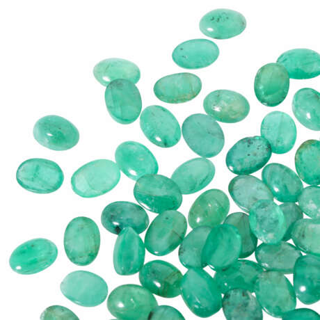 Konvolut ovale Smaragd-Cabochons von zus. ca. 90,6 ct, - фото 2