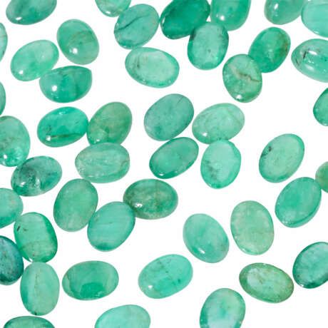 Konvolut ovale Smaragd-Cabochons von zus. ca. 90,6 ct, - фото 3
