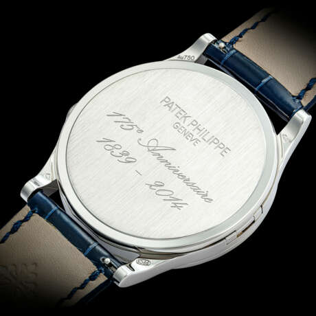 PATEK PHILIPPE. A RARE 18K WHITE GOLD LIMITED EDITION AUTOMATIC WRISTWATCH WITH CLOISONN&#201; ENAMEL DIAL FEATURING THE ESCALADE FESTIVITIES, MADE TO COMMEMORATE THE 175TH ANNIVERSARY OF PATEK PHILIPPE - Foto 4