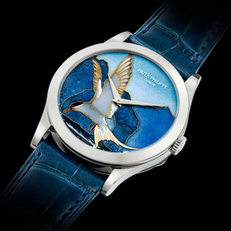 PATEK PHILIPPE. AN IMPRESSIVE AND RARE 18K WHITE GOLD AUTOMATIC WRISTWATCH WITH CLOISONN&#201; ENAMEL DIAL DEPICTING AN ARCTIC TERN - Foto 2