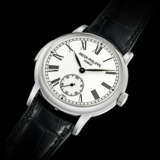 PATEK PHILIPPE. A RARE AND ELEGANT PLATINUM AUTOMATIC MINUTE REPEATING WRISTWATCH WITH ENAMEL DIAL - Foto 2