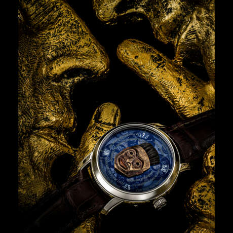 VACHERON CONSTANTIN. AN IMPRESSIVE AND EXTREMELY RARE 18K WHITE GOLD LIMITED EDITION AUTOMATIC WRISTWATCH WITH DAY, DATE AND 18K GOLD HAND ENGRAVED MICRO SCULPTURE OF AN ALASKAN TLINGIT INDIAN ANTIQUE MASK FROM THE BARBIER-MULLER MUSEUM - Foto 1