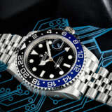 ROLEX. A STAINLESS STEEL AUTOMATIC DUAL TIME WRISTWATCH WITH SWEEP CENTRE SECONDS, DATE AND BRACELET - Foto 1