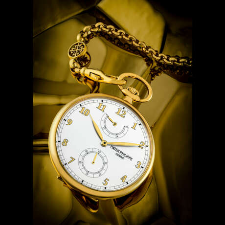 PATEK PHILIPPE. AN 18K GOLD OPEN-FACED KEYLESS LEVER POCKET WATCH WITH POWER RESERVE AND 18K CHAIN - фото 1