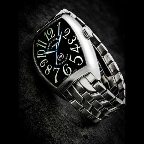 FRANCK MULLER. A LARGE STAINLESS STEEL TONNEAU-SHAPED AUTOMATIC WRISTWATCH WITH SWEEP CENTRE SECONDS AND BRACELET - Foto 1