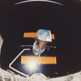 THE DEPLOYMENT OF THE HUBBLE SPACE TELESCOPE FROM THE SHUTTLE - фото 1