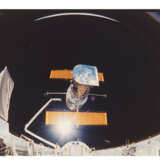 THE DEPLOYMENT OF THE HUBBLE SPACE TELESCOPE FROM THE SHUTTLE - photo 2